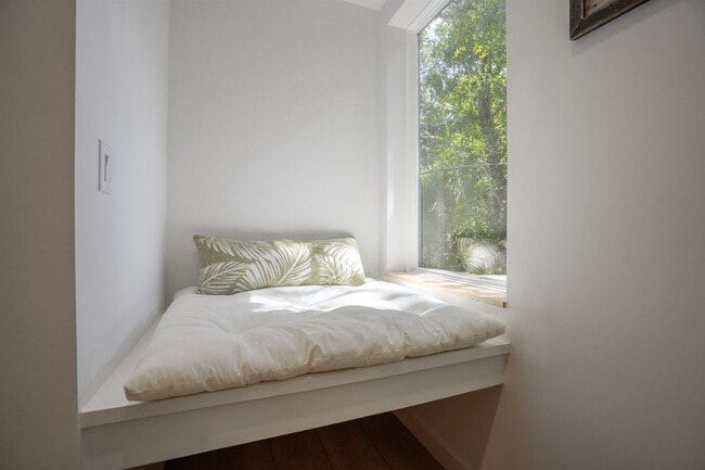 Building Photo - 793 Chapin St