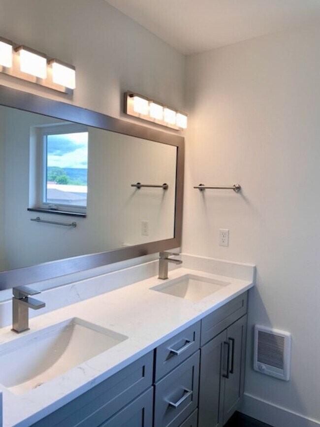 Building Photo - Luxury Rental With A River View