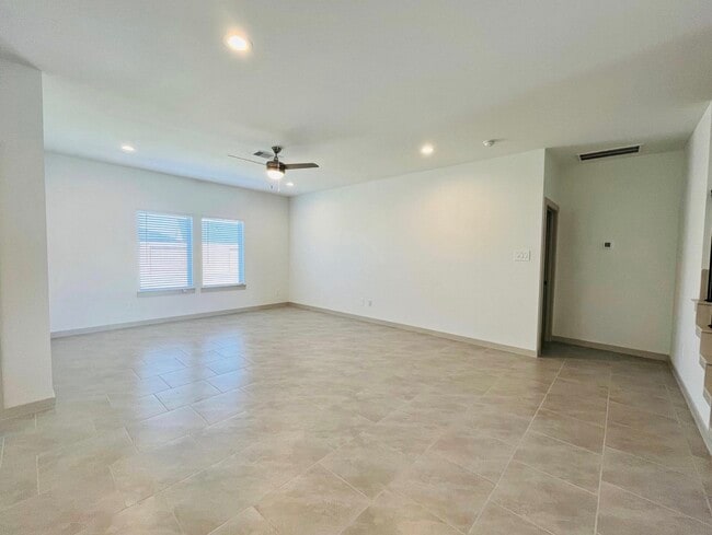 Building Photo - 3322 Silverton Dr