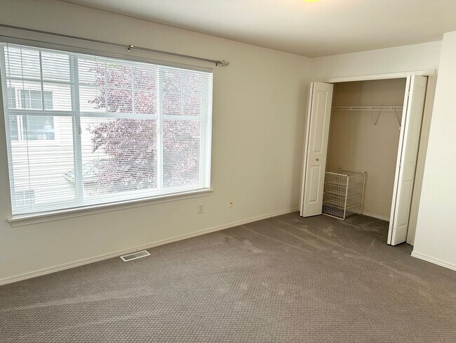 Building Photo - Great Crown Hill Townhouse Near Carkeek Pa...