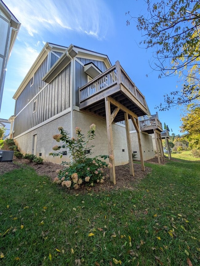 Building Photo - Weaverville Rental
