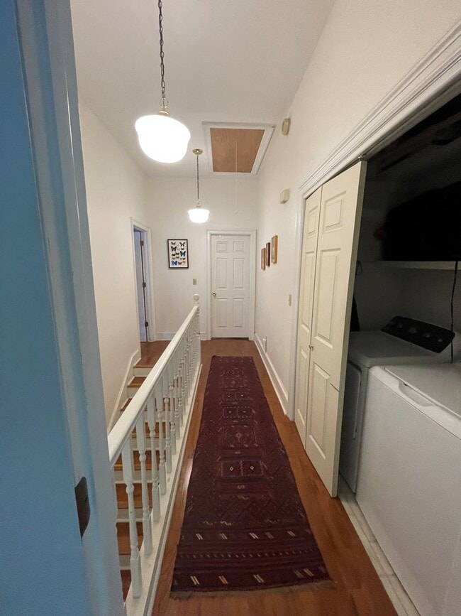 Building Photo - HISTORIC DOWNTOWN  3 bedroom 2.5 bath home