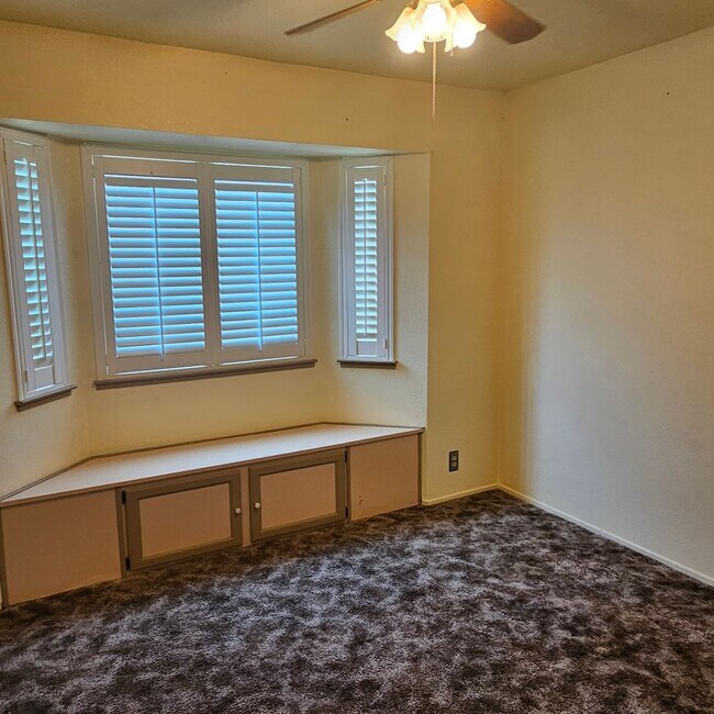 Building Photo - Spacious Open Floor Plan Close to Schools ...