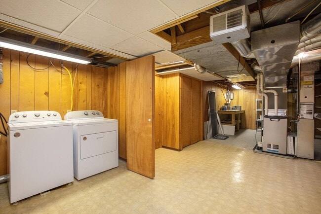 Building Photo - 2444 Richards Dr SE