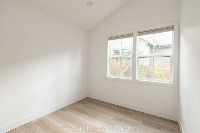 Building Photo - M712