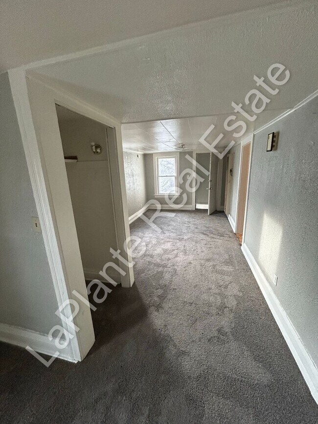 Building Photo - 1439 Vassar Dr