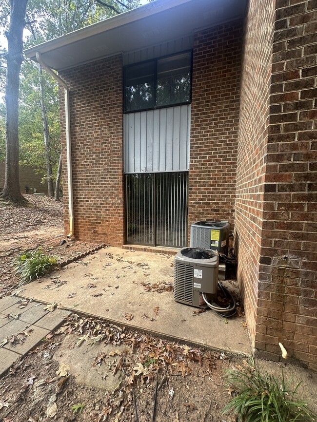 Building Photo - 2 Bed Condo Minutes to Downtown Raleigh & ...