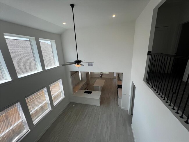 Building Photo - 10931 Cres Spg Dr