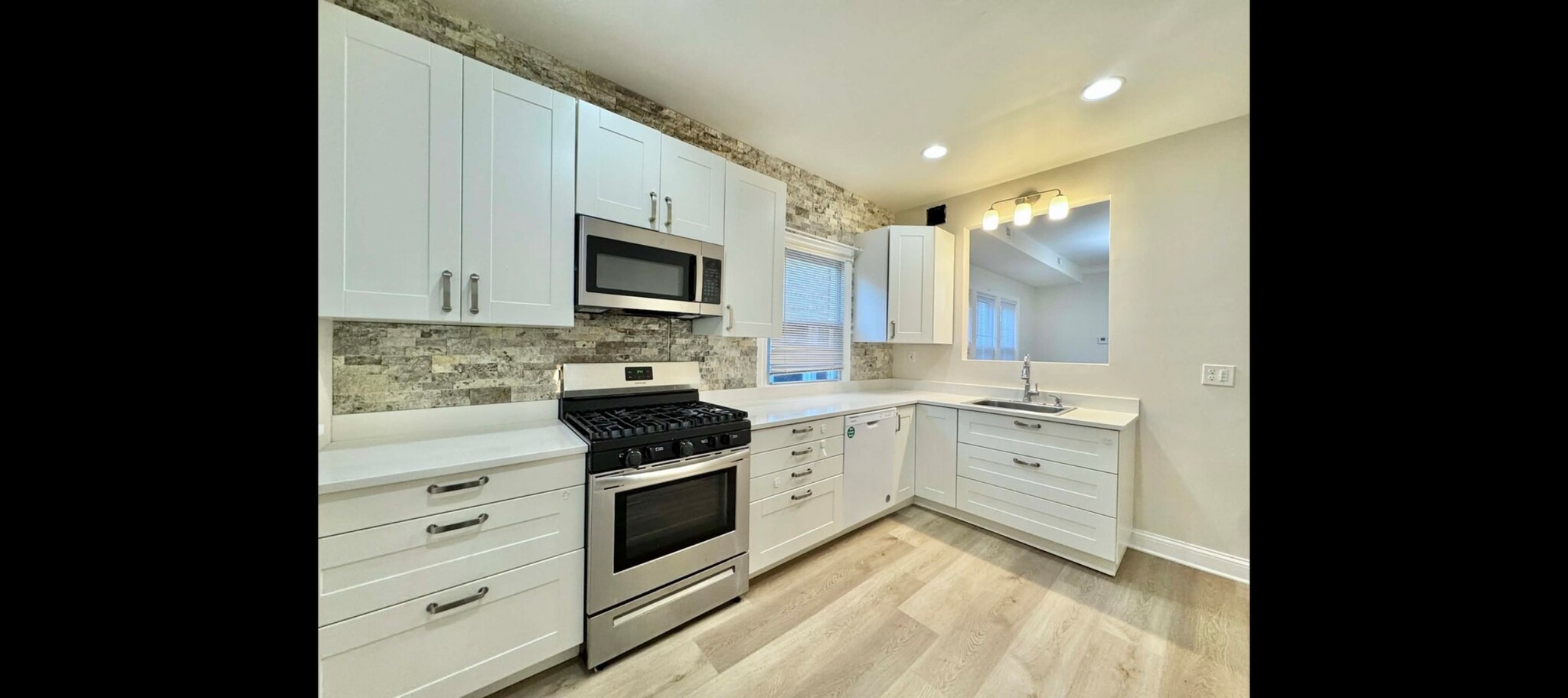 Building Photo - 6228 N Artesian Ave