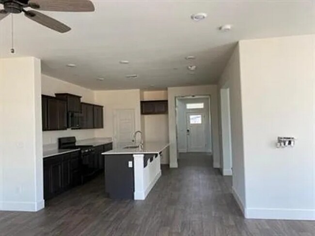 Building Photo - 2434 Urdaneta Way