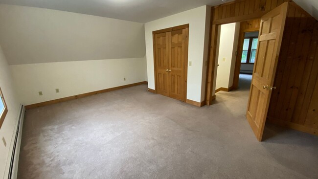 Building Photo - Very Large 4 Bedroom/1 Bath Apartment - He...