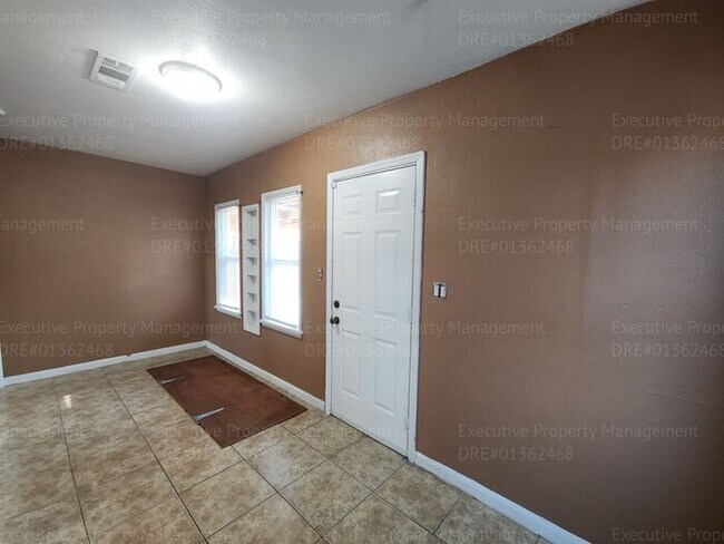 Building Photo - Charming 2 bedroom, 1 bathroom house near ...