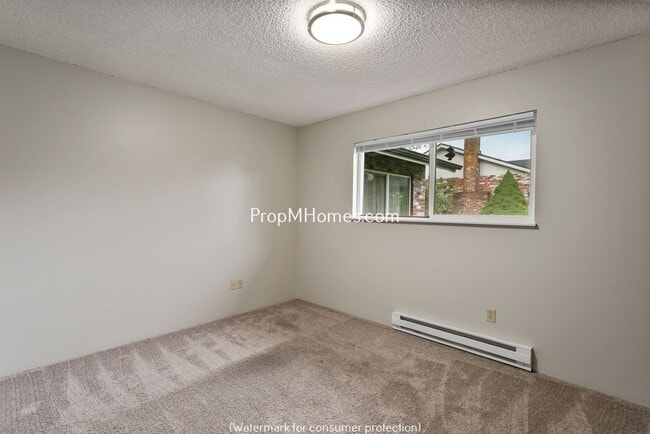 Building Photo - Cozy Two Bedroom Duplex in Oregon City - P...