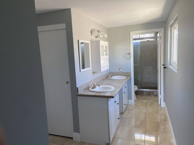 Master Bathroom (ensuite) - 24522 Blackfoot Dr