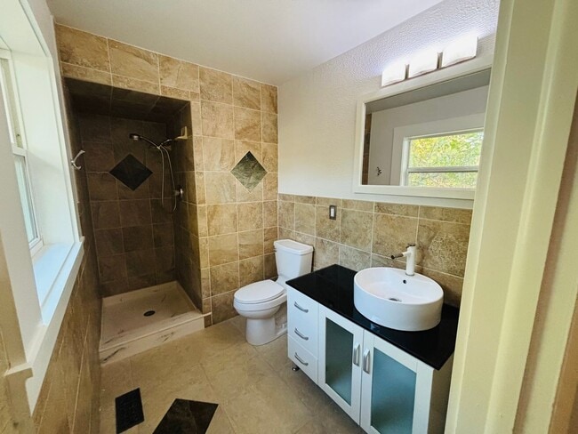 Building Photo - 700 E Edna St