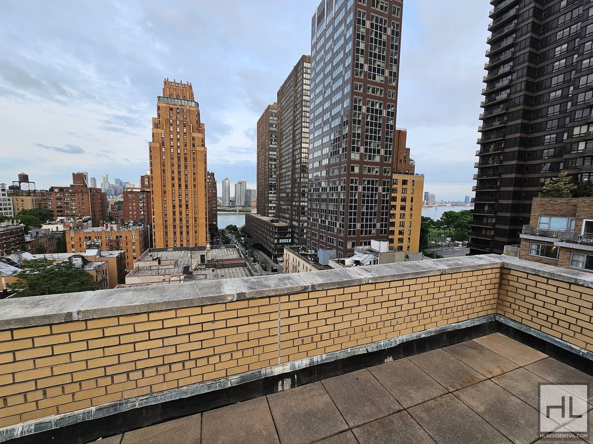 Building Photo - Corner 1-Bedroom in Midtown East | 11th Fl...