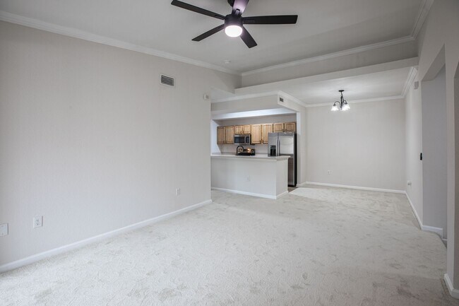 Building Photo - Stunning Condo with Garage