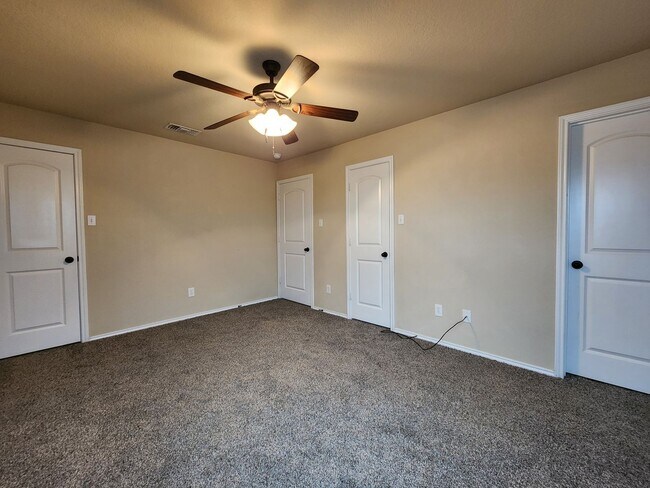 Building Photo - 3/2.5/2 Duplex / Minutes from Downtown NB & Creekside Shopping & Restaurants / Fenced in Yard /CISD
