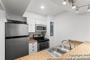 Building Photo - 8702 Village Dr