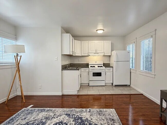 Building Photo - 746 Daisy Ave
