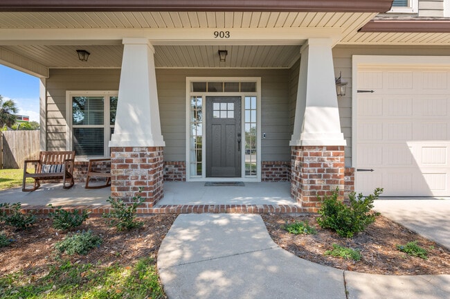 Building Photo - 903 Tadpole Ave