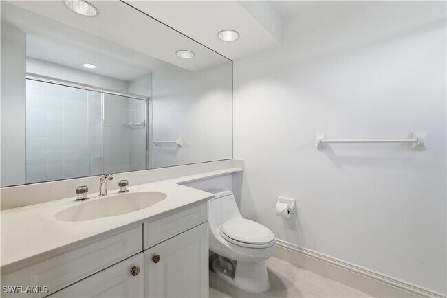 Building Photo - 8990 Bay Colony Dr