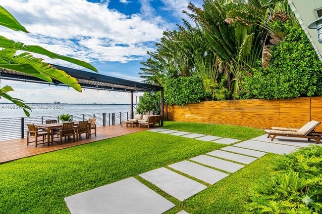 Building Photo - 8 Century Ln