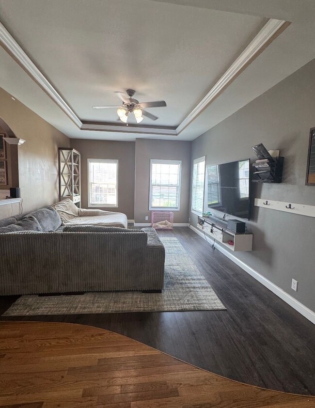Building Photo - *** Move-in SPECIAL - $2395.00 ***