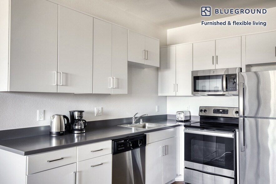 Building Photo - 417 Centinela Ave