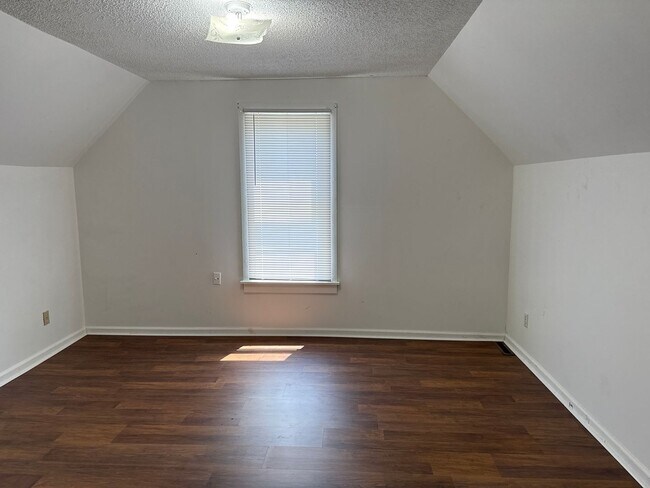 Building Photo - Selinger duplex