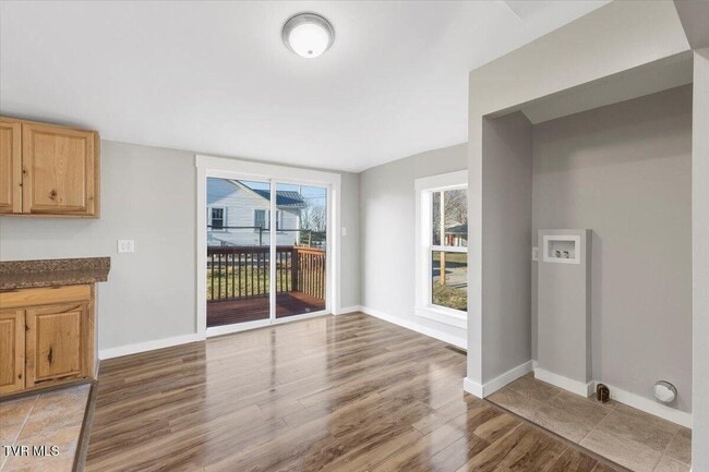 Building Photo - 411 S Hill St