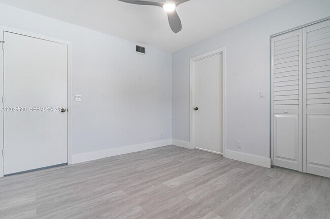 Building Photo - 2098 Madeira Dr