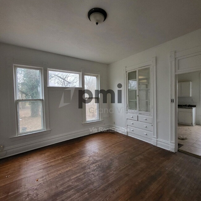 Building Photo - 895 W Leafland Ave