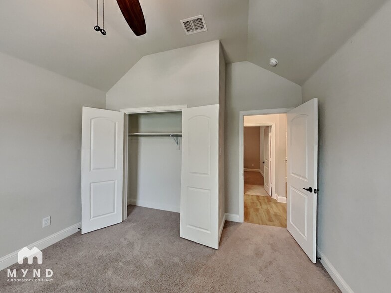 Building Photo - 544 Bradley Dr