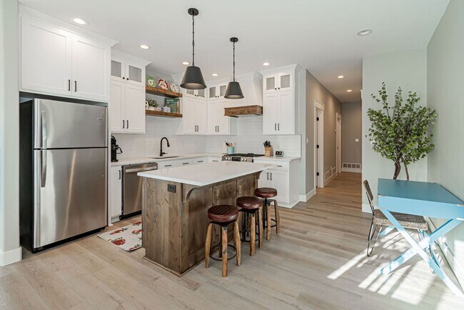 Building Photo - Fully Furnished Townhome – Utilities & WiF...