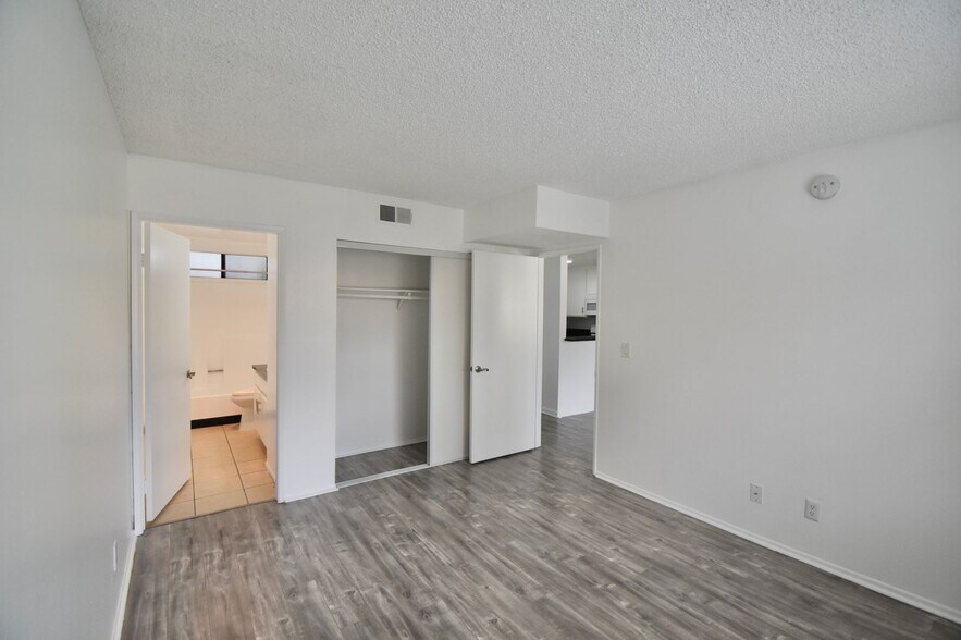 Building Photo - 12249 Oxnard St