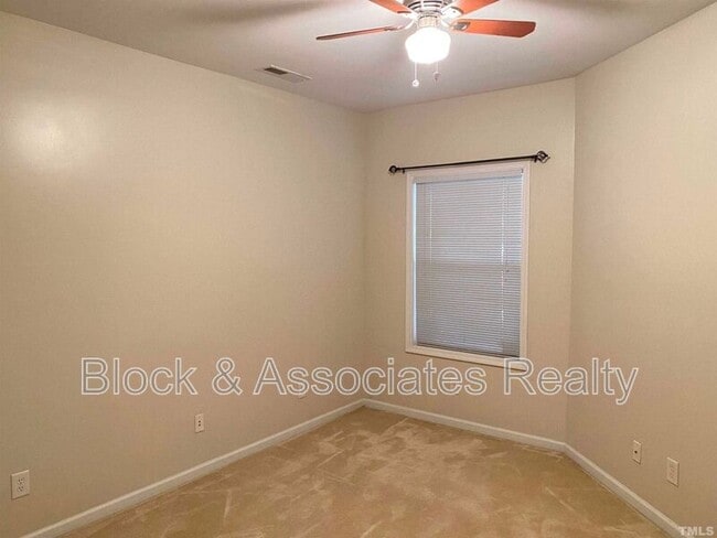 Building Photo - 2110 Breezeway Dr