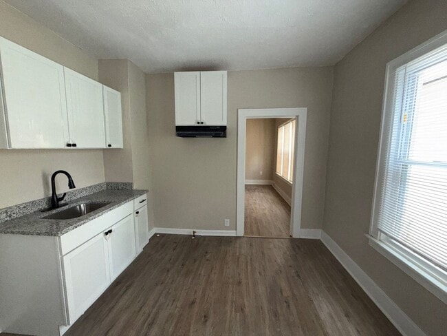 Building Photo - This beautifully updated 3-bedroom, 1-bath...