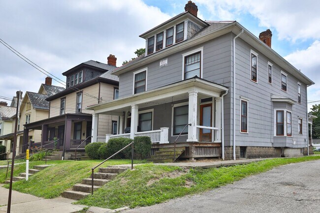 Building Photo - Large 4 Bedroom North Campus Townhouse - 1st house from High Street