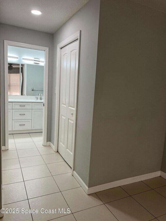 Building Photo - 440 River Grove Ct