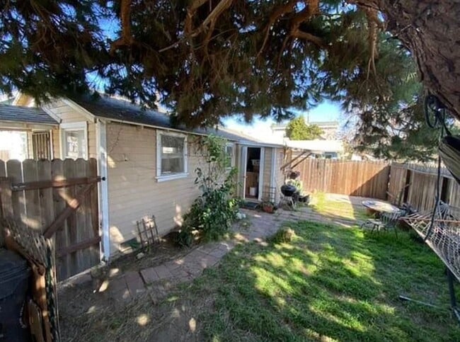 Building Photo - 205 Elmira Ave