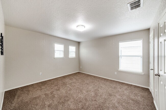 Building Photo - BEAUTIFUL 4-BEDROOM HOME IN VILLA DEL SOL