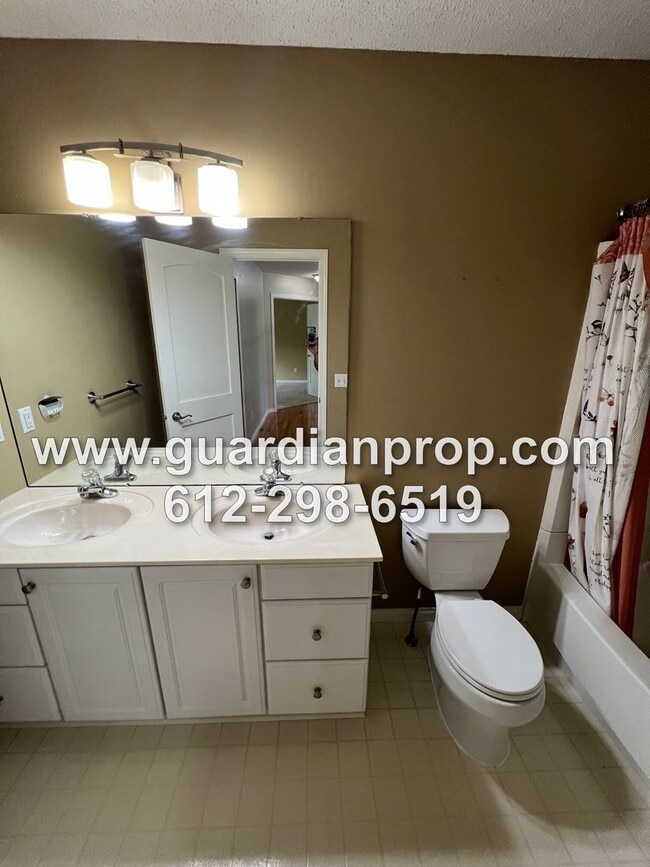 Building Photo - Woodbury House Available July 1, Gleaming Hardwood Floors, Fireplace, Lower Family Room, Fenced Yard