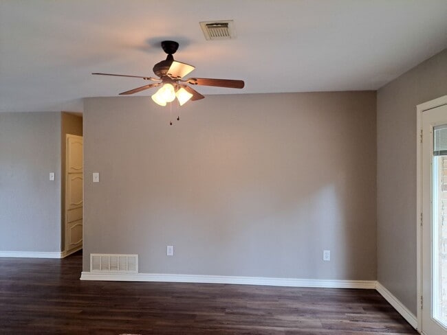 Building Photo - 3 Bedroom / 2 Bath / 2 Car Garage