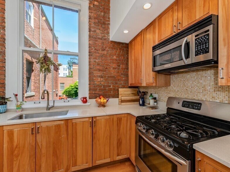 Building Photo - 35 Saratoga St