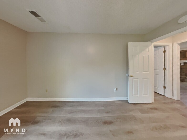 Building Photo - 976 Clarington Dr