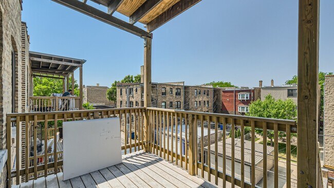 Building Photo - 1424 W Winnemac Ave