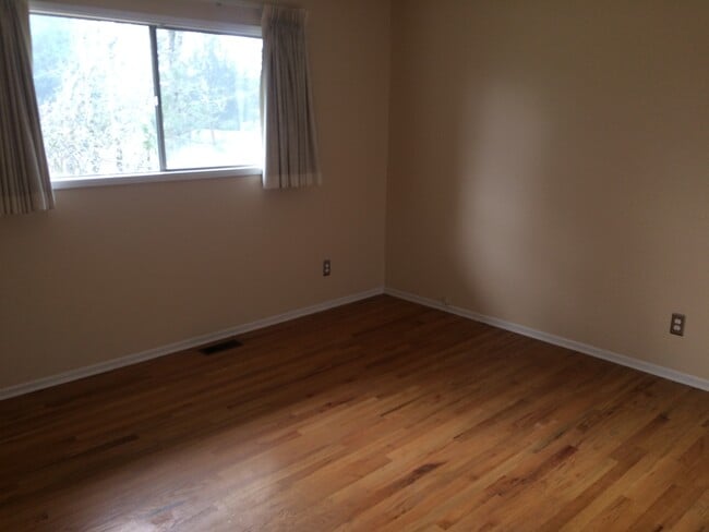 Building Photo - Large Lot With Tons of Privacy