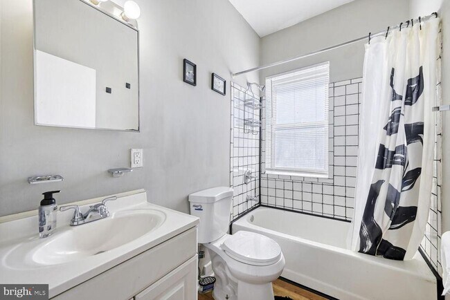 Building Photo - 400 N Rose St