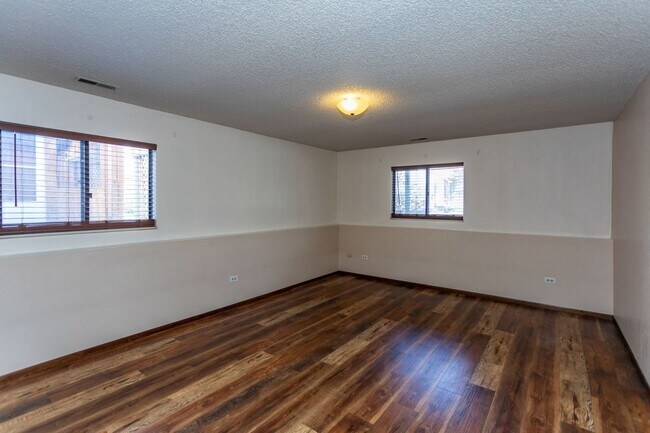 Building Photo - 7673 Safari Cir